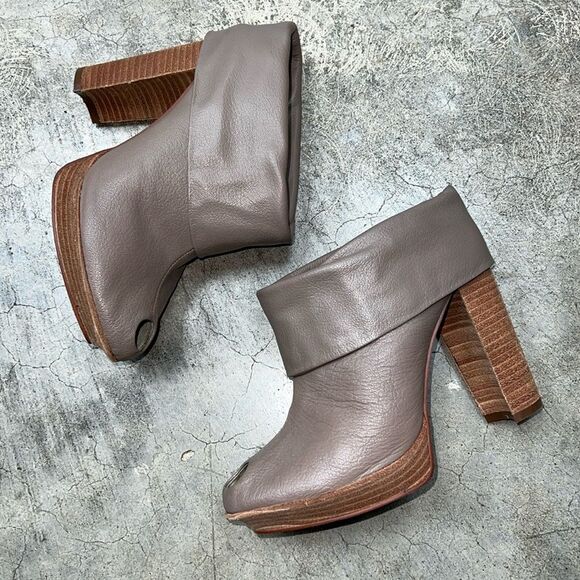 Mea Shadow 'Tosca' taupe leather peep toe bootie heels - Picture 3 of 7